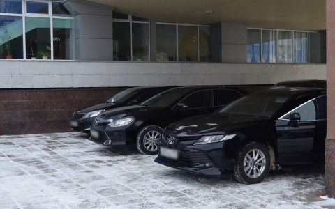 Для чувашских чиновников ищут семь представительских седанов с вежливыми водителями