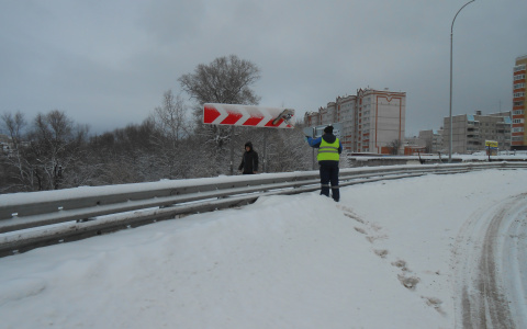 В Чебоксарах на нескольких участках дорог запретили стоянку и остановку машин