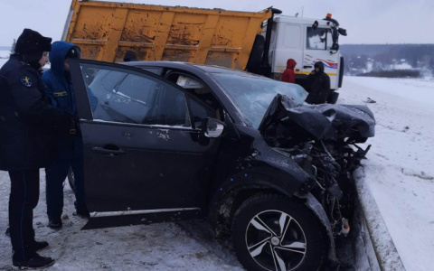 В Чувашии занесло грузовик: в результате столкновения трех автомобилей погибла женщина