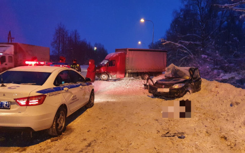 Утром в Чебоксарах столкнулись иномарка и грузовик: погиб один человек