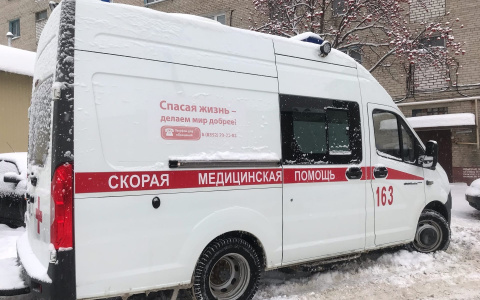 Скорая не смогла попасть в дом к пациентке и вызвала спасателей: женщину вынесли на носилках