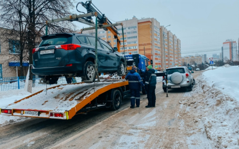 В Чебоксарах ищут припаркованные в запрещенных местах автомобили и забирают на спецстоянку: какие штрафы грозят нарушителям