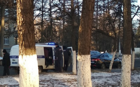 Девушка украла у именинницы деньги, а потом пыталась избавиться от них: смывала купюры в унитаз и пробовала их съесть