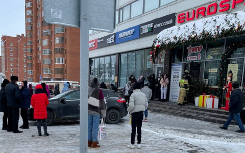 Почему накануне в Чебоксарах эвакуировали людей из нескольких торговых центров