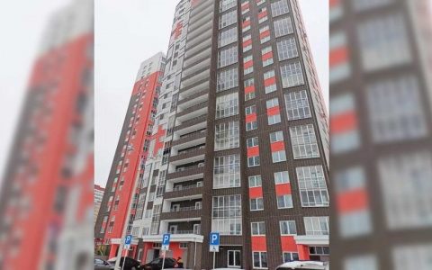 В Чебоксарах на козырьке 25-этажки нашли мертвую девушку