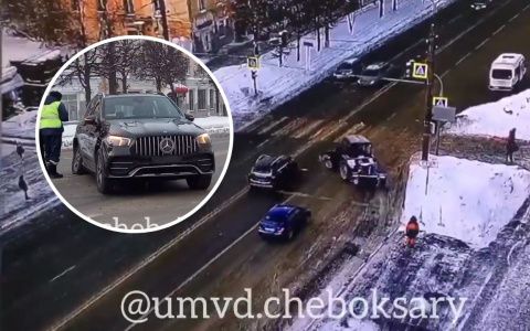 В центре Чебоксар столкнулись трактор и элитный Mercedes: машину отбросило на встречку