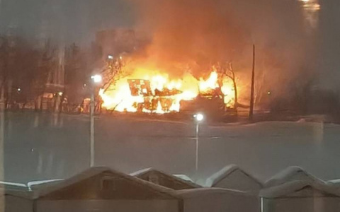 В Чебоксарах на речном порту горит частный дом