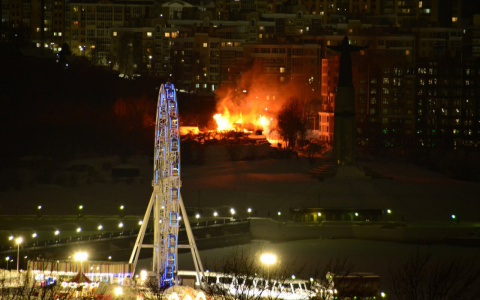 В Чебоксарах за Монументом Матери горит деревянный дом