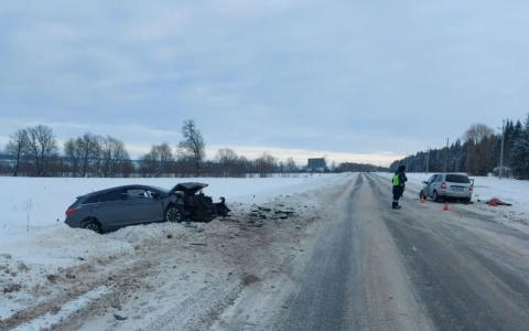 При столкновении двух легковушек в Канашском районе погибла женщина: предполагаемый виновник скрылся