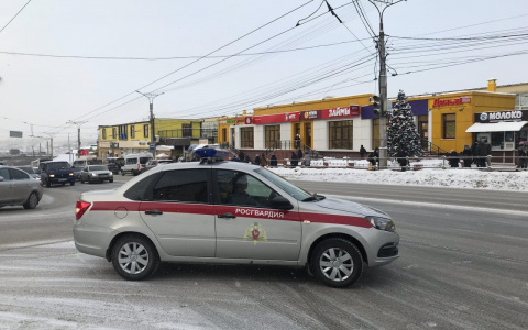 В Чебоксарах поймали любителя деликатесов, который пытался вынести из магазина черную икру