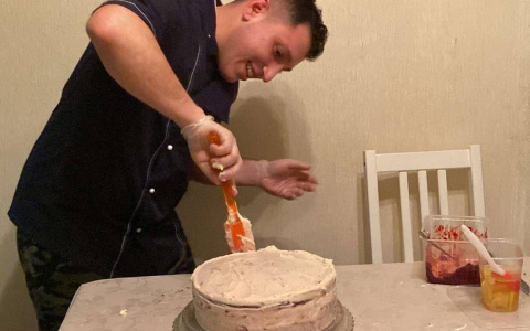 Участник кулинарного шоу на "Пятнице!" из Чебоксар готовит шашлык, а мечтает о собственной кондитерской: “Меня начали узнавать на улице”