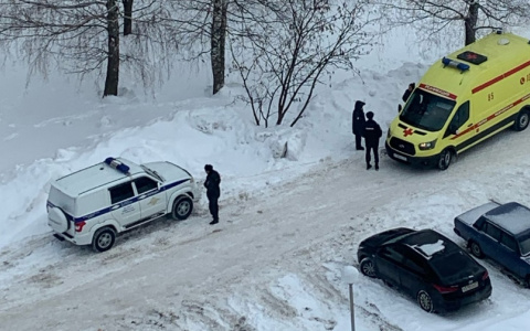 В Чебоксарах под окнами девятиэтажки сидел мужчина босиком и в одной майке: выпал с балкона и выжил