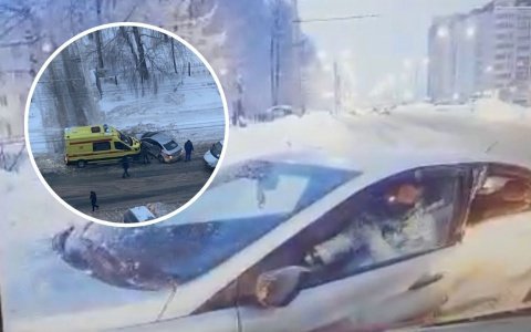 В Чебоксарах скорая помощь с ребенком попала в ДТП