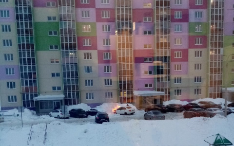В Чебоксарах вспыхнула легковушка: "Хозяин пытался закидать машину снегом"