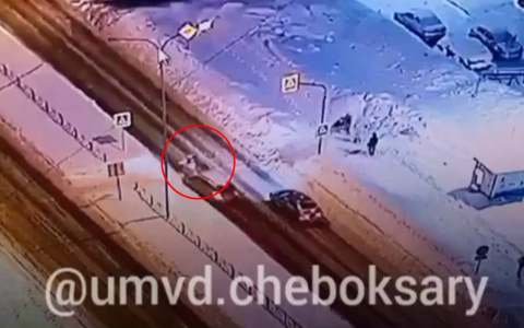 Появилось видео наезда на двух девочек в Чебоксарах с другой стороны