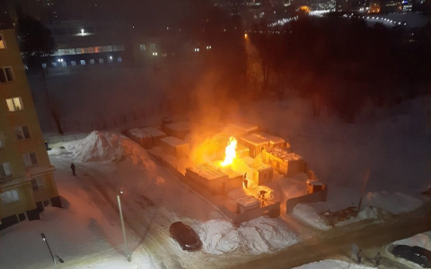 В Северо-Западном районе горит бытовка строителей