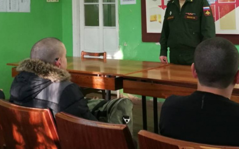 В Чебоксарах 19-летний призывник сбежал от сотрудников военкомата, выпрыгнув из окна квартиры