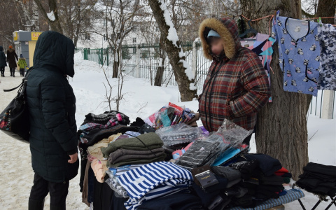 Бабушки продают на улице Чебоксар носки и колготки, а чиновники их вылавливают, чтобы оштрафовать