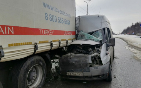 Маршрутка с пассажирами врезалась в стоящую фуру на Вурнарском шоссе