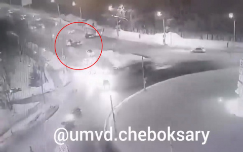 В Чебоксарах водитель "Тойоты" устроил лобовую аварию, вылетев на встречку