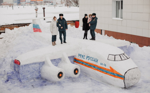 Пожарные ко Дню защитника Отечества лепят самолеты, машины и сказочных героев