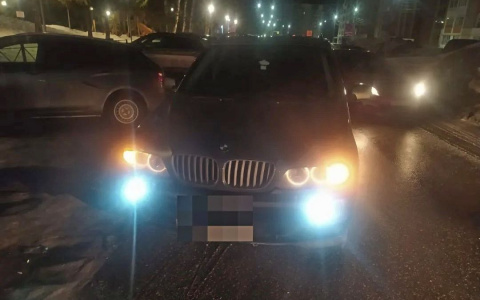 Ночью в Чебоксарах BMW сбил пешехода: пострадавшего увезли в реанимацию