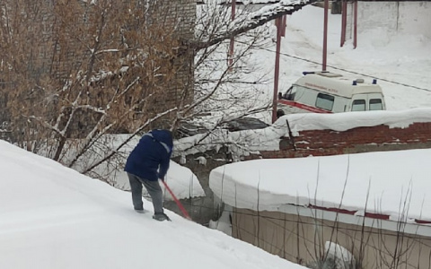 За десять дней в Чувашии сорвались с крыши 13 человек