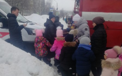 В Чебоксарах из нескольких детских садов эвакуируют детей