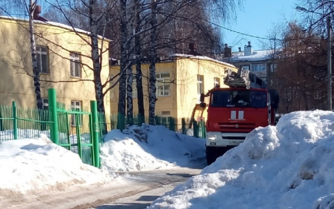 В Чебоксарах снова массово эвакуируют детей из школ и детских садов