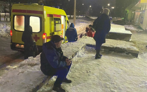 Женщину с детьми завалило снегом: прокуратура нашла виновных