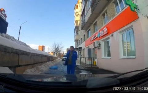 В Чебоксарах под окнами пятиэтажки нашли тело мужчины