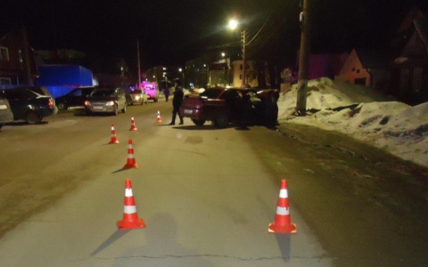 В Чувашии ночью "десятка" влетела в столб: один человек умер, двое пострадали