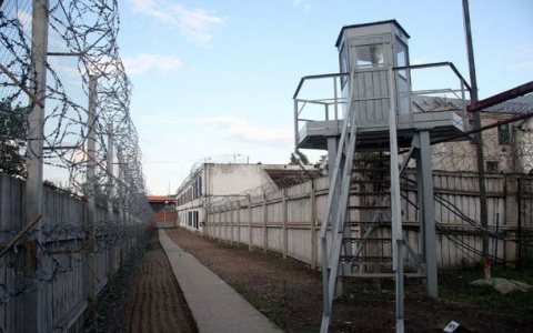 В Чувашии осудили мужчину, который бросил в сотрудника колонии тарелкой с горячей едой