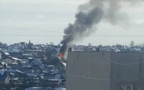 В частном секторе Южного Поселка огонь охватил дом