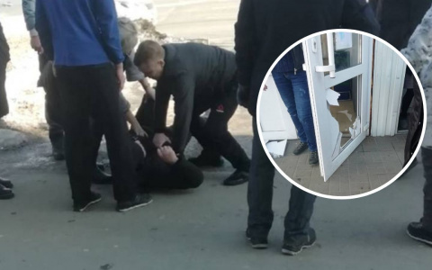 В Новочебоксарске мужчина сломал дверь магазина