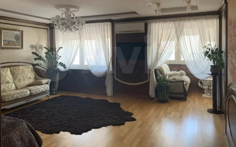 В Чебоксарах почти год продают пятикомнатную квартиру: цена выросла до 34 млн рублей