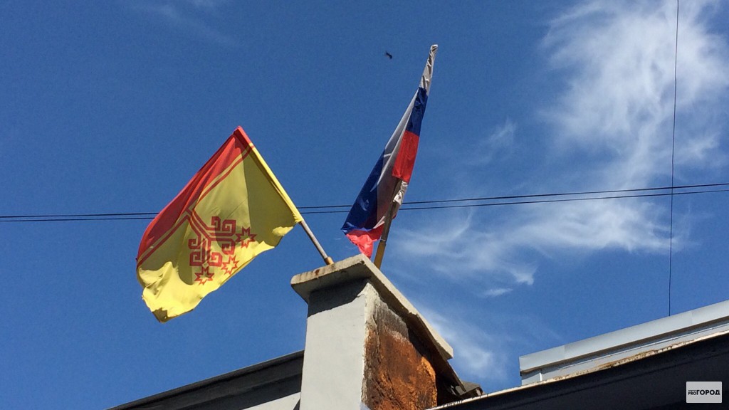 флаги на здании администрации. перевернутый флаг рф. перевернутый флаг рф. перевернутый флаг россии на здании. перевернутый флаг рф.