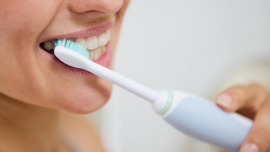 Электрические зубные щетки обеспечивают превосходное удаление налета с .