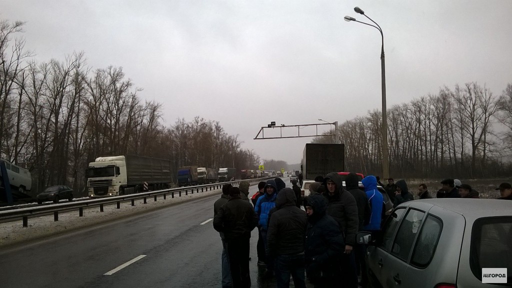 В Чувашии на трассе около ста дальнобойщиков устроили акцию протеста В Чувашии на трассе около ста дальнобойщиков устроили акцию протеста