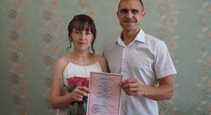 В Новочебоксарске юбилейный брак зарегистрировали между парнем и девушкой из разных стран