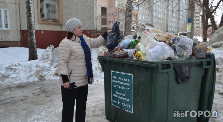 В нескольких дворах установили 30 скамеек