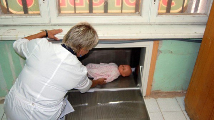 В больницах Чебоксар установят беби-боксы для детей-подкидышей