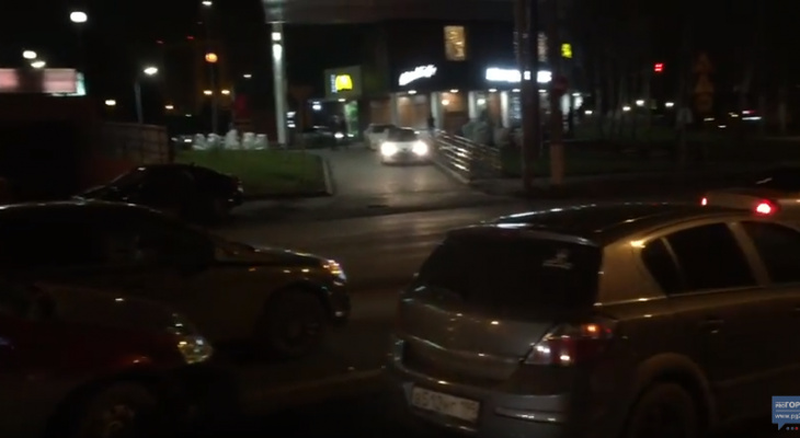 В центре Чебоксар водитель иномарки протаранил на светофоре несколько машин