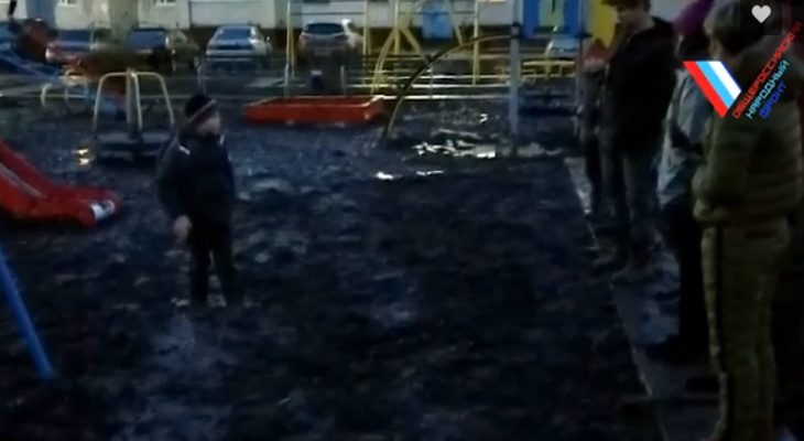 В Цивильске увязшего в земле нового двора ребенка вытаскивали толпой В Цивильске увязшего в земле нового двора ребенка вытаскивали толпой