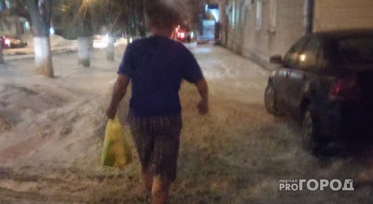 В центре Чебоксар мужчина шел по снегу в сланцах и кричал на прохожих