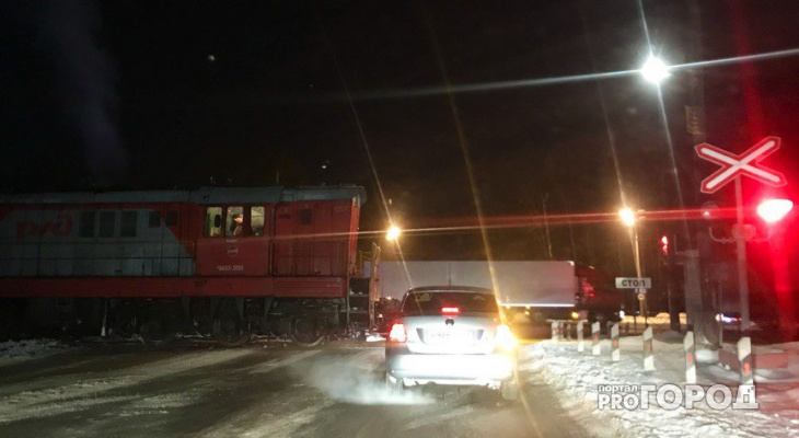 В Чебоксарах бензовоз врезался в локомотив