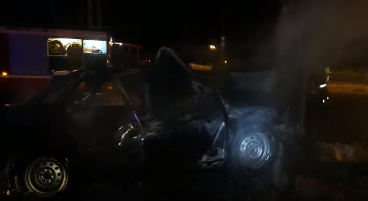 В Чебоксарах "Приора" влетела в столб и загорелась, есть погибшие В Чебоксарах "Приора" влетела в столб и загорелась, есть погибшие