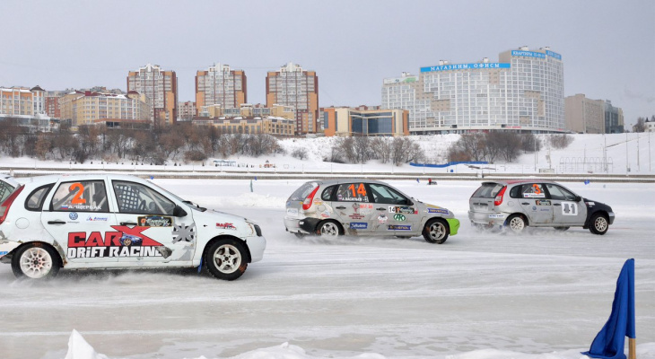 На льду Чебоксарского залива прошли автогонки