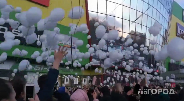Жители Чувашии запустили в небо тысячи белых шаров в память о погибших в Кемерове