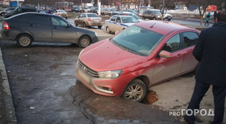 В центре Чебоксар при попытке припарковаться машина начала уходить под землю